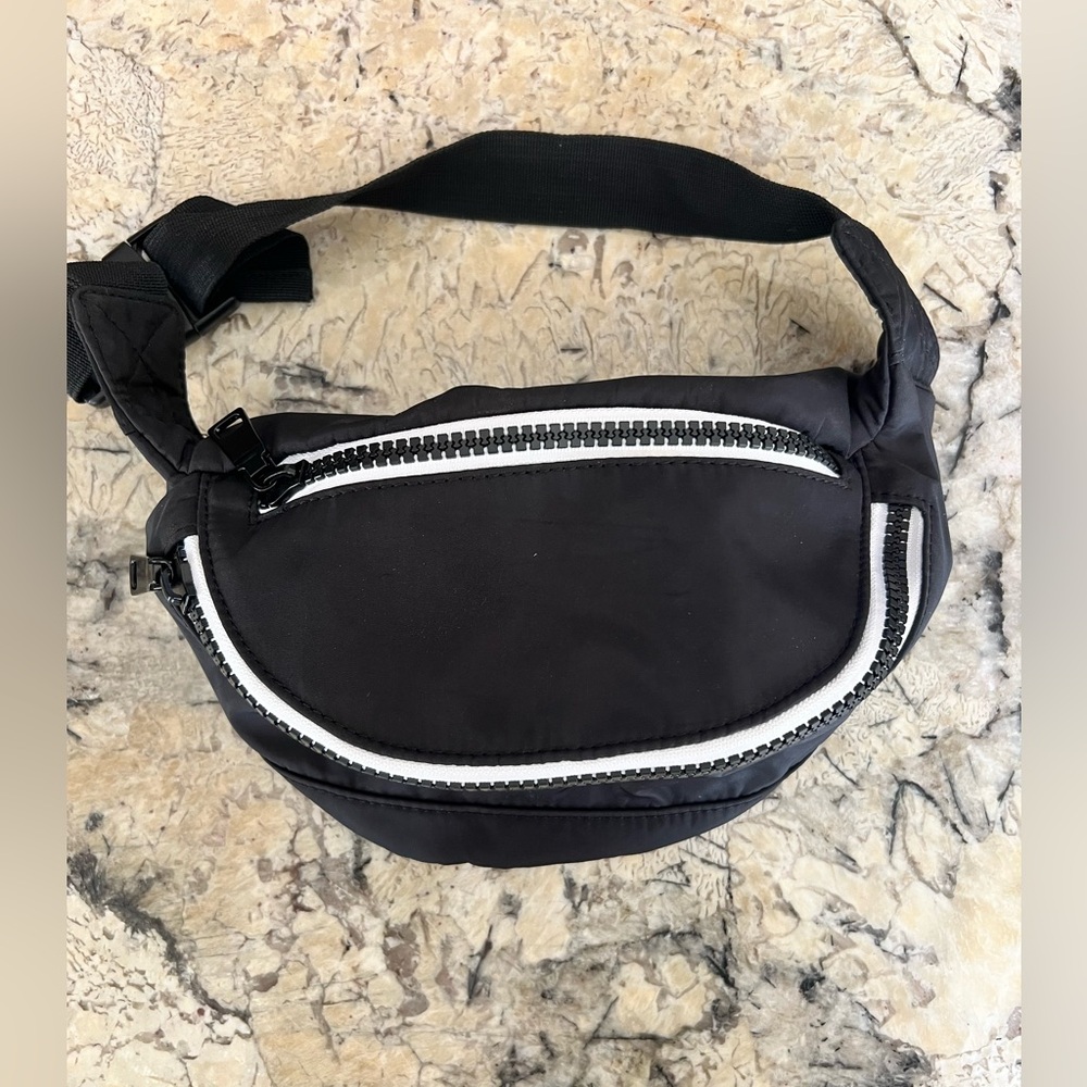 Steve Madden Small Fanny Pack
Matte Black with white detailing
